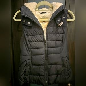 Hollister Puffer Vest size small in great condition